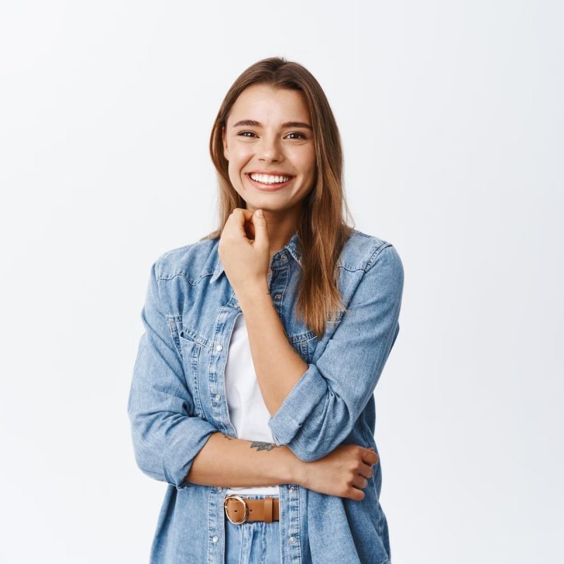 retrato-mujer-hermosa-sonriente-tocando-su-rostro-maquillaje-natural-mirando-alegre-al-frente-pie-contra-pared-blanca_176420-38914 retrato-mujer-hermosa-sonriente-tocando-su-rostro-maquillaje-natural-mirando-alegre-al-frente-pie-contra-pared-blanca_176420-38914